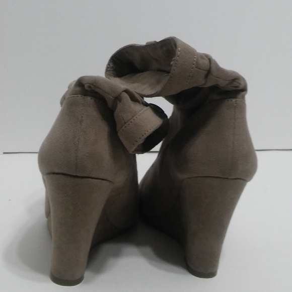BCBG eneration tan wedge ankle booties size 7 - Picture 3 of 5